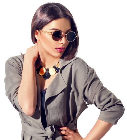 דוגמנית לובשת חולצת מעטפת אפורה עם שרשרת זהב מעוצבת, קולקציית אופנה ישראלית לנשים, גיליס