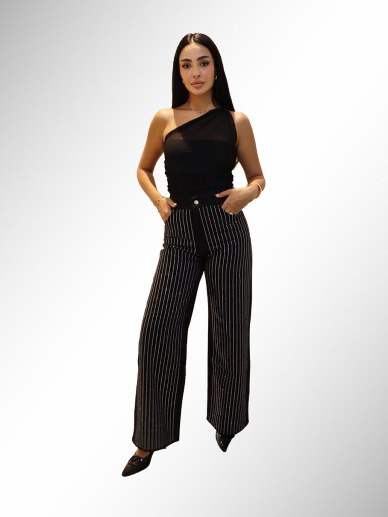 מכנסיים רחבים שחורים עם פסים אנכיים מנצנצים בשילוב גופייה אסימטרית שחורה, אופנת נשים, גיליס