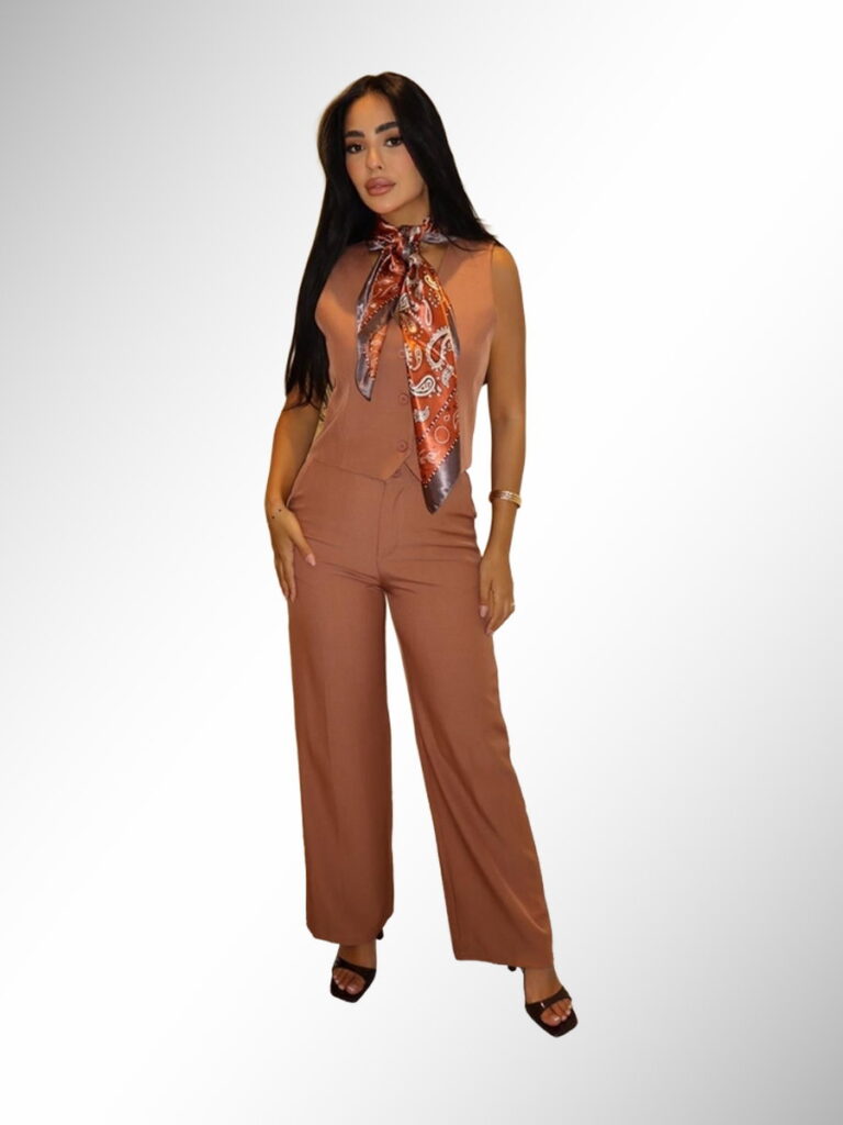 חליפת נשים אלגנטית בצבע חום עם וסט ומכנסיים רחבים בשילוב צעיף פייזלי, אופנה ישראלית, גיליס
