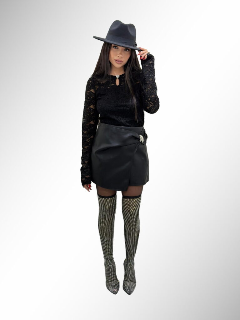 חצאית מיני דמוי עור שחורה עם חולצת תחרה וחגורת אבזם, סטיילינג אופנת נשים מעוצב, גיליס