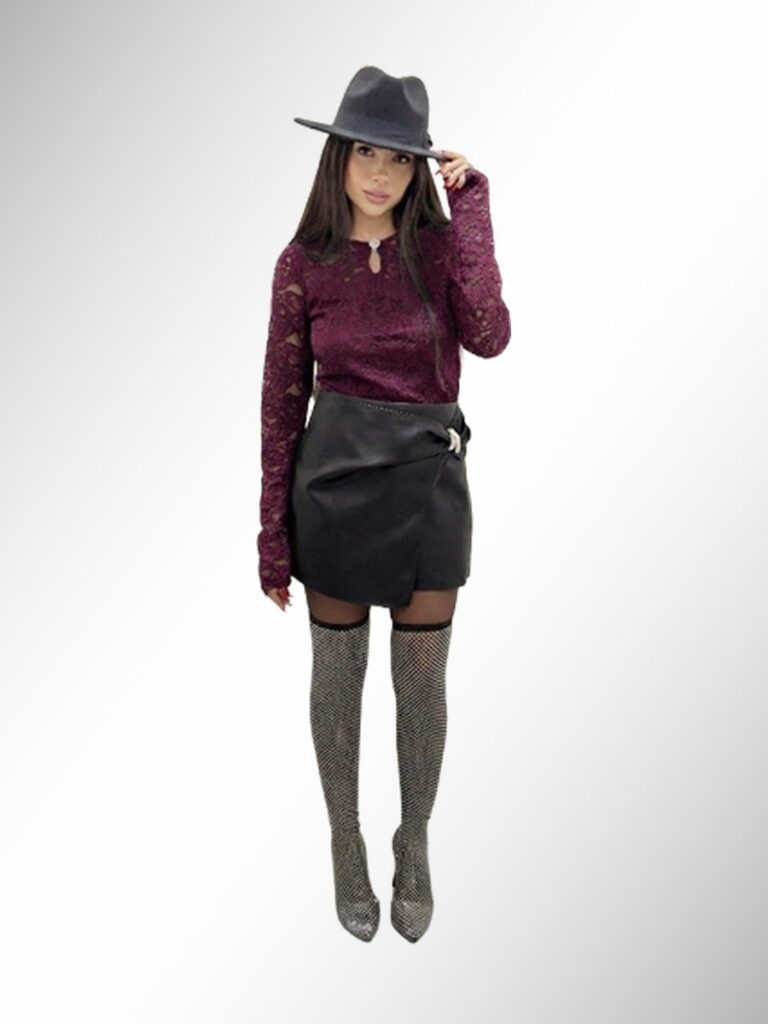 חצאית מיני שחורה עם חולצת תחרה בורדו, מגפיים רשת וכובע פדורה - אופנת נשים, גיליס