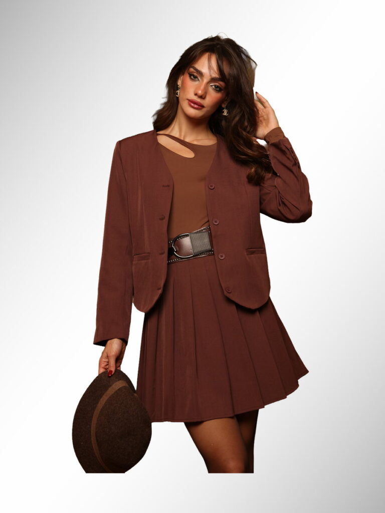 חליפת נשים בצבע חום עם בלייזר וחצאית מיני פליסה, אופנה ישראלית, גיליס