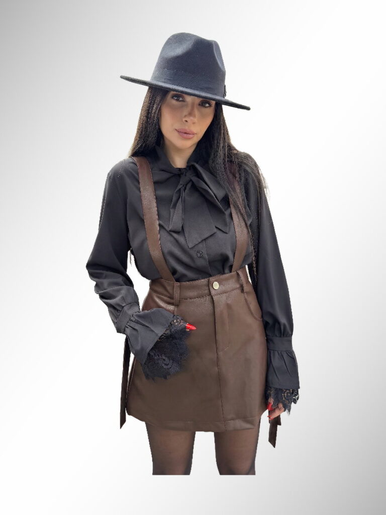 חצאית מיני חומה עם שלייקס בשילוב חולצה שחורה עם פפיון וכובע פדורה, אופנת נשים, גיליס