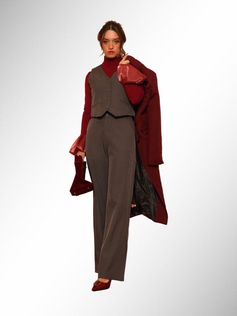 אישה לובשת חליפת נשים אפורה עם וסט ומכנסיים רחבים, גולף בורדו ומעיל ארוך, בגדי מעצבים, גיליס