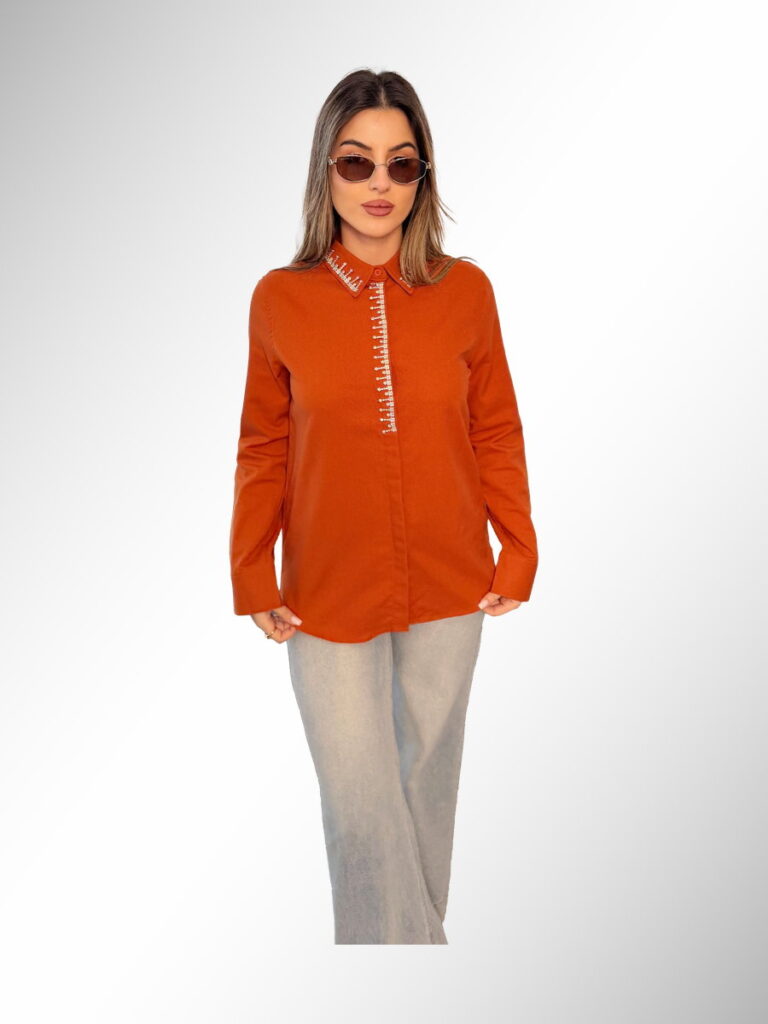 חולצת כפתורים בצבע כתום עם עיטורי פנינים לאורך הפתיחה והצווארון, אופנת נשים, גיליס