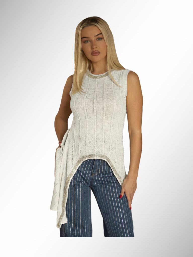 חולצת סריג לבנה ללא שרוולים עם גב ארוך ועיטורי חרוזים כסופים בשילוב ג'ינס פסים, גיליס