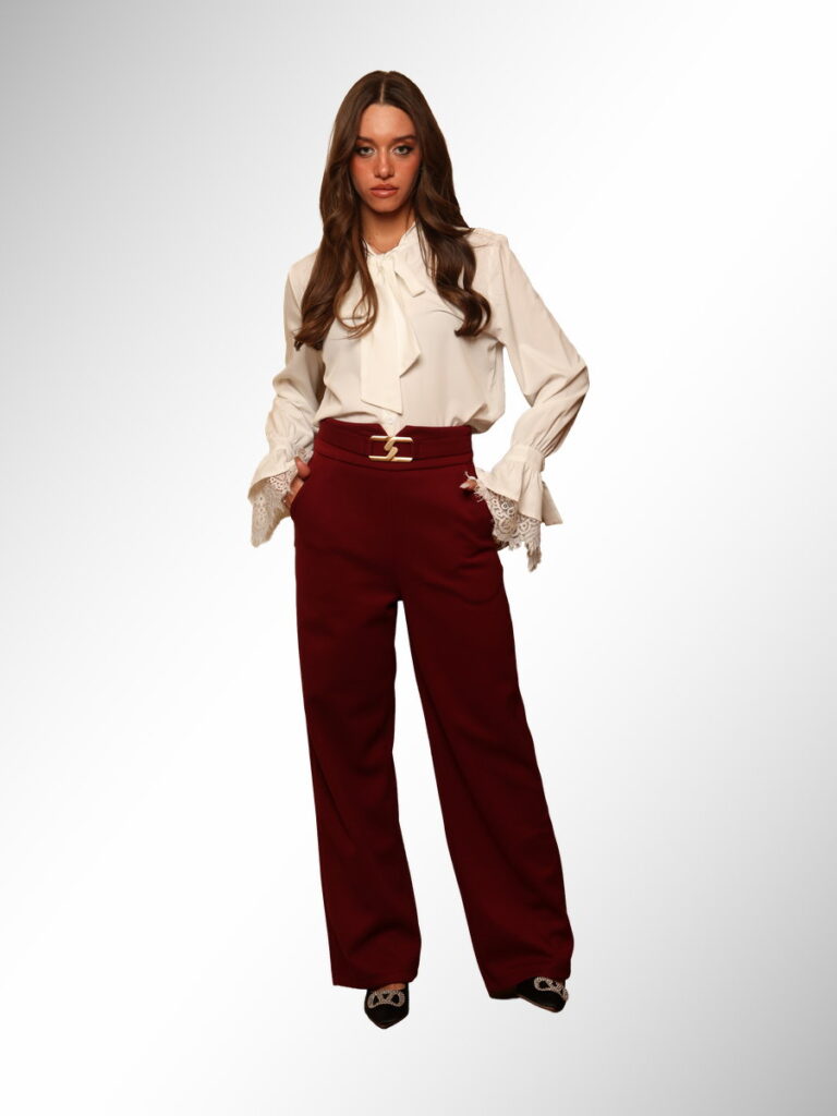 מכנסיים מחויטים בצבע בורדו עם חגורה זהובה וחולצת פפיון קרם עם תחרה, בגדי מעצבים, אופנה ישראלית, גיליס