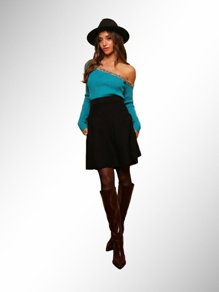 חצאית מיני שחורה בגזרת A בשילוב סוודר טורקיז עם כתף חשופה ועיטור אבנים, אופנת נשים, גיליס