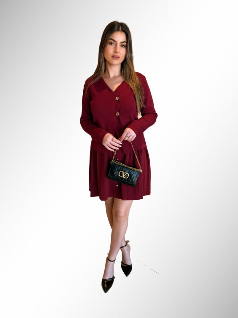 חליפת נשים בורדו עם קרדיגן כפתורי זהב וחצאית מיני פליסה, תיק ולנטינו שחור ועקבים, גיליס