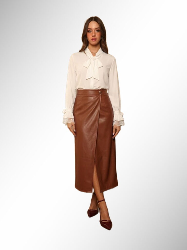 חולצת קשירה לבנה עם שרוולי תחרה וחצאית עור חומה מידי עם שסע קדמי, אופנת נשים, גיליס